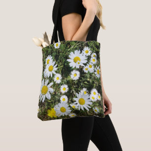 Marguerites blanches en herbe sur tout le Sac four
