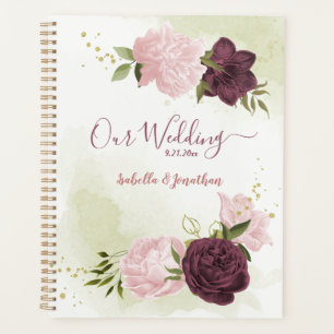 Mariage au cabernet et fleurs roses verdure