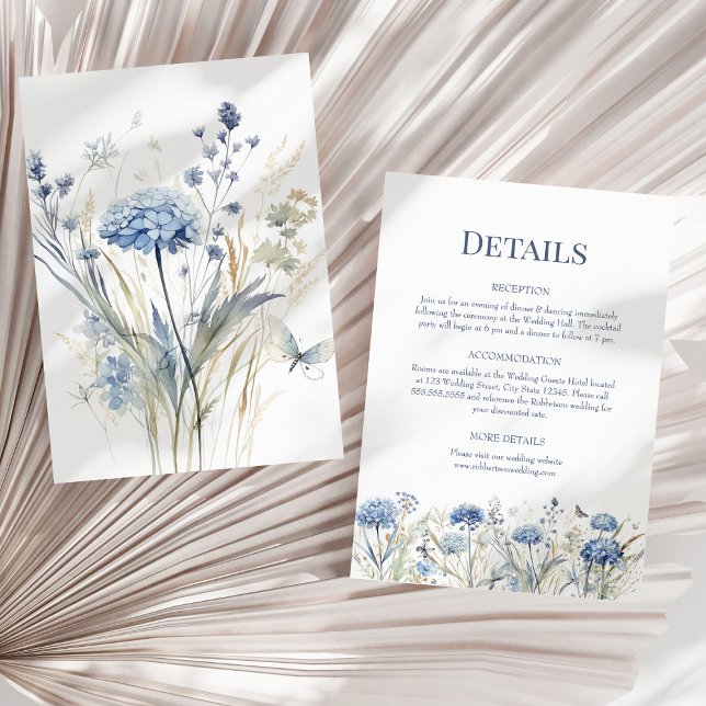 Mariage Fleur sauvage bleu Détails Carte de boîtie (Blue Wildflowers Wedding Details Enclosure Card on a sunny dry palm leaf.)