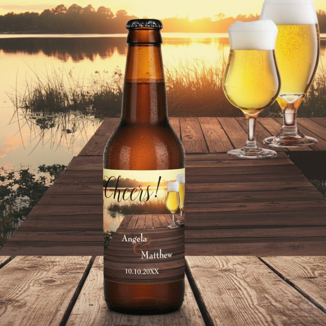 Mariage romantique coucher de soleil Étiquette de  (Beer label featuring two beer glasses on a jetty at sunset. For a wedding or other celebration)