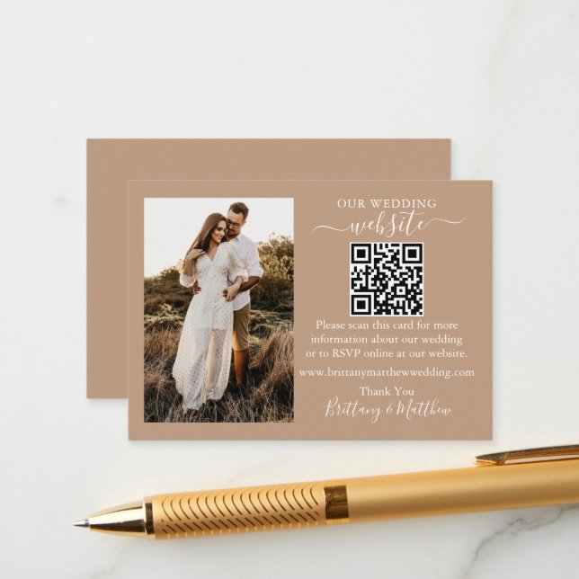 Mariage Site Web QR Photo Taupe Enclôture Carte (Devant/Arrière en situation)