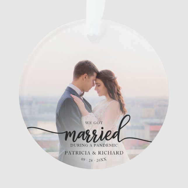 Marié pendant un Noël de garde de photo pandémique (devant)