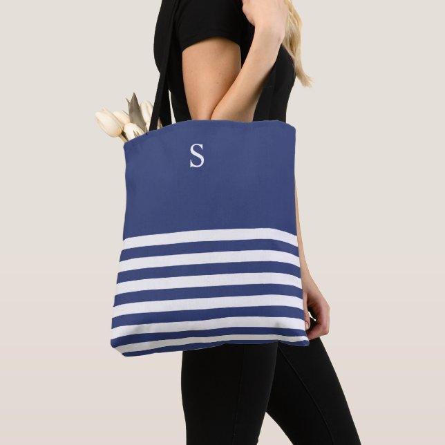 Marine marine et Sac fourre-tout blanc (De près)