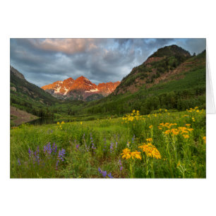Maroon Bells se reflètent dans le lac Maroon calme
