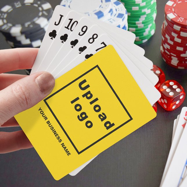 Marque commerciale jaune sur cartes à jouer (Yellow business brand on playing cards)