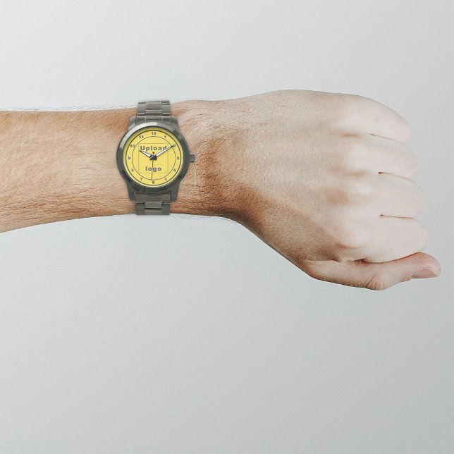 Marque commerciale jaune sur montre pour hommes (Your business logo with yellow background on men's watch.)