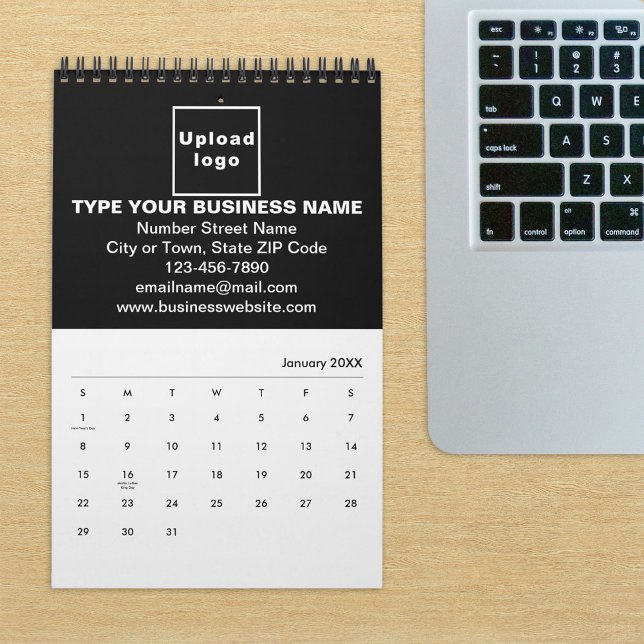 Marque commerciale noire sur le calendrier (Build brand name awareness. Black business branding on calendar displayed on office desk.)