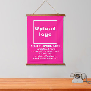 Marque commerciale sur tapisserie rose suspendue