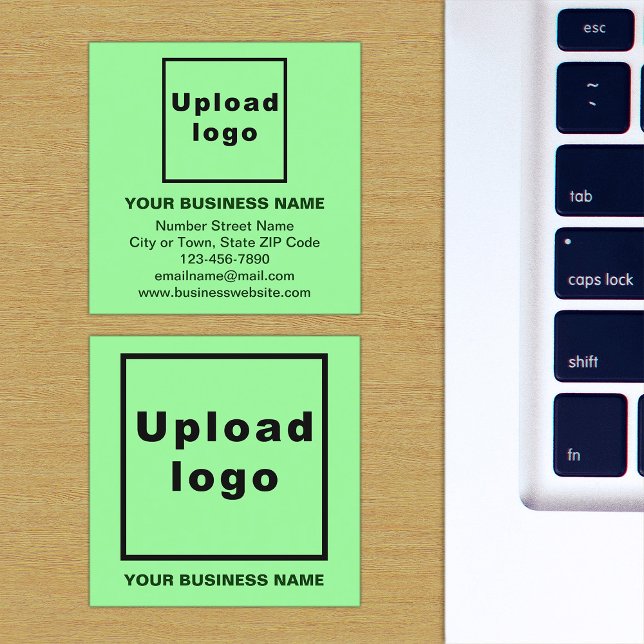 Marque d'affaires sur la petite carte Carré verte (Light green square business card with your business brand)