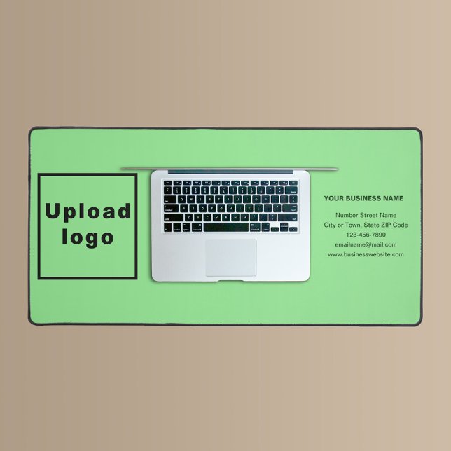 Marque d'affaires sur le chat vert clair (Build brand name awareness. Your business brand on light green desk mat.)