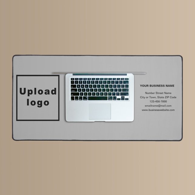 Marque d'affaires sur le mat de bureau gris (Build brand name awareness. Your business brand on gray desk mat.)