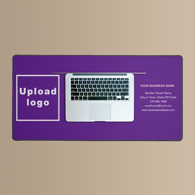Marque d'affaires sur le tapis de bureau pourpre (Build brand name awareness. Your business brand on purple desk mat.)