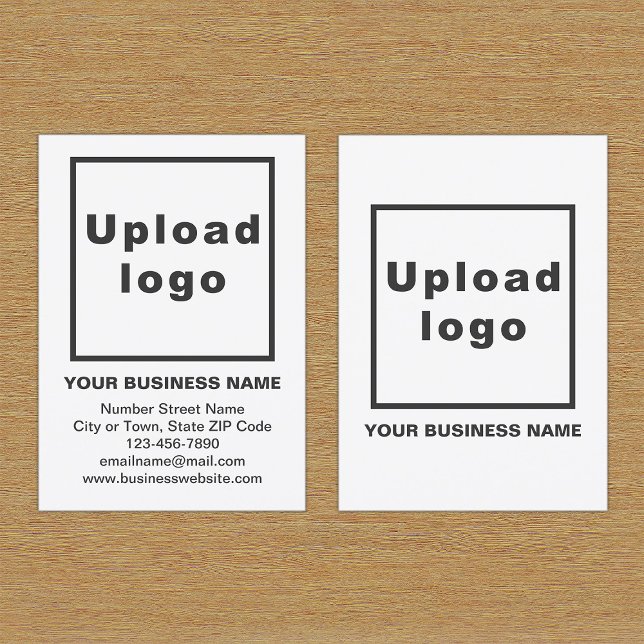 Marque d'affaires sur petite carte de portrait bla (Front and back of the white business card with your brand)