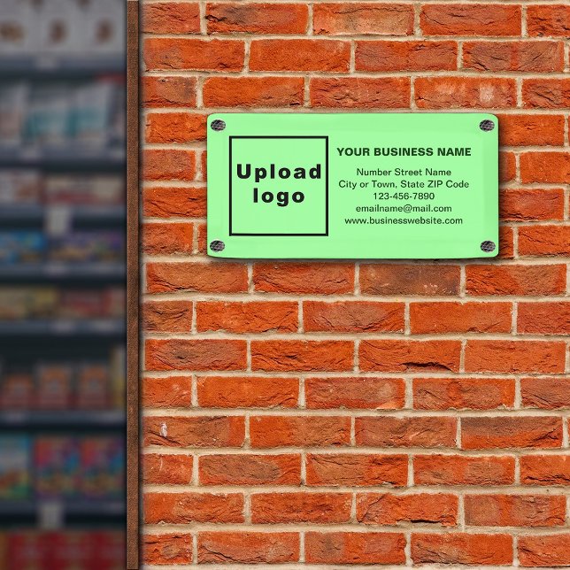 Marque d'affaires sur une bannière verte légère (Small light green banner with your business brand)