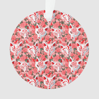 Masques Kitsune et camélia fleurie sur rose