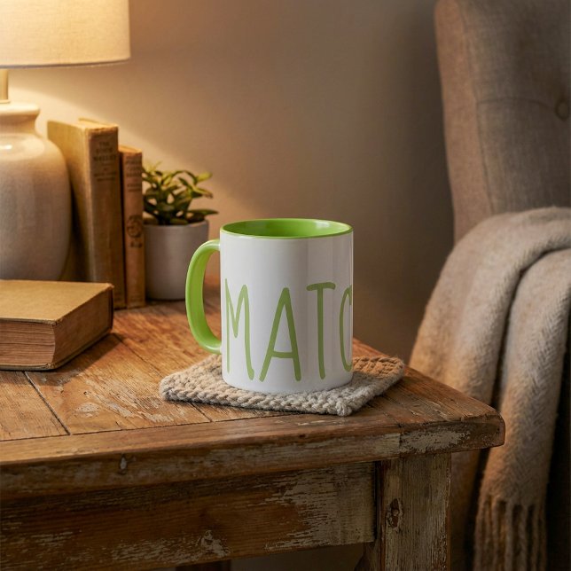 Matcha texte vert et dans la tasse (Matcha green text and inside mug.)