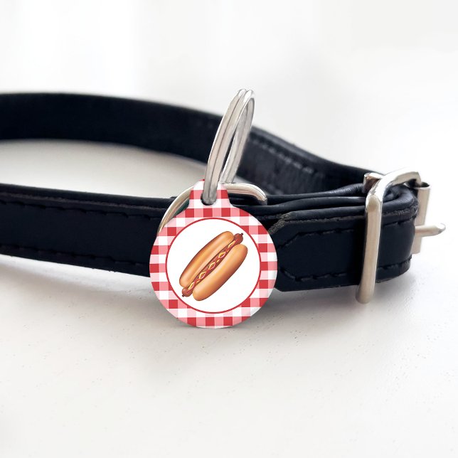 Médaillon Pour Animaux Nourriture Rapide Hot Dog Snack Sur Gingham Rouge (Hot dog design on the front and two personalizable text areas on the back.)