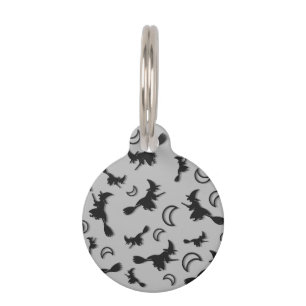 Médaillon Pour Animaux Sorcière volante entre la moitié de la lune à Hall