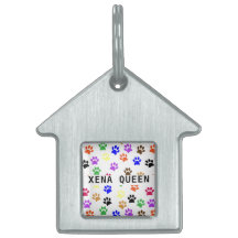 Maison encadrée d'empreinte de patte colorée avec 