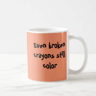 Même les crayons cassés colorent toujours la tasse