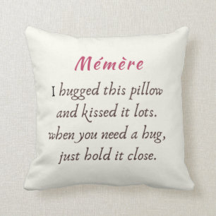 Memere I a étreint ce coussin