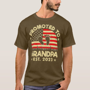 Mens Promoted To Grandpa 2023 First Time Fathers D T-Shirt