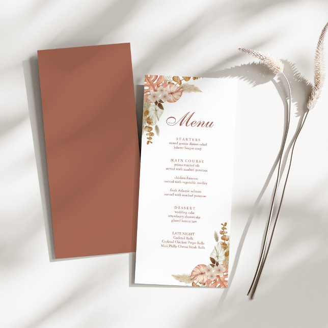 Menu Mariage en herbe moderne Boho Floral Pampas (Modern Boho Floral Pampas Grass Wedding Menu on a sunny white table with a dry wildflower.)