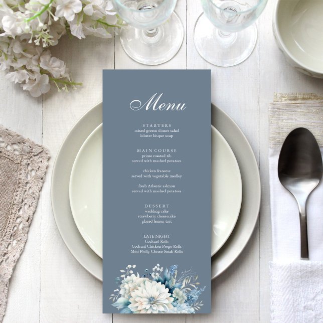 Menu Mariage Fleur sauvage Dusty Blue moderne (Modern Dusty Blue Wildflowers Wedding Menu on a beautiful white and silver wedding table.)
