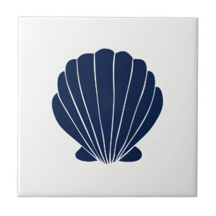 Mer bleue Shell sur le carreau de céramique blanc