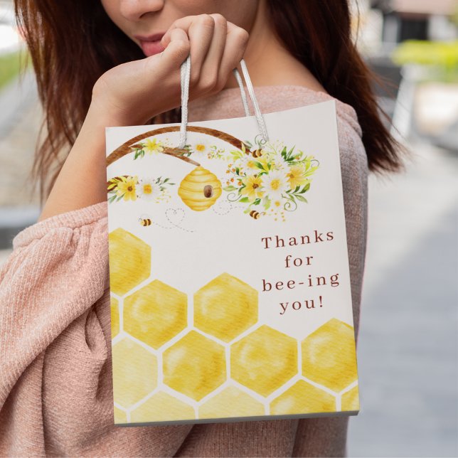 Merci Pour Le Sac Cadeau Bee-ing You (Thank your baby shower guests with these cute, "Thanks for bee-ing you" gift bags! )