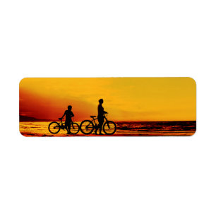 Mère et fils faisant du vélo à la plage
