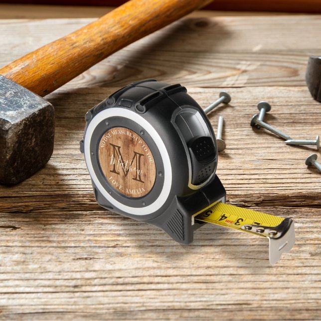 Mètre Ruban Monogramme en bois rustique Mesure sur bande tan (Créateur téléchargé)