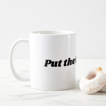 "Mettez la bouilloire sur" la tasse pour le thé ou