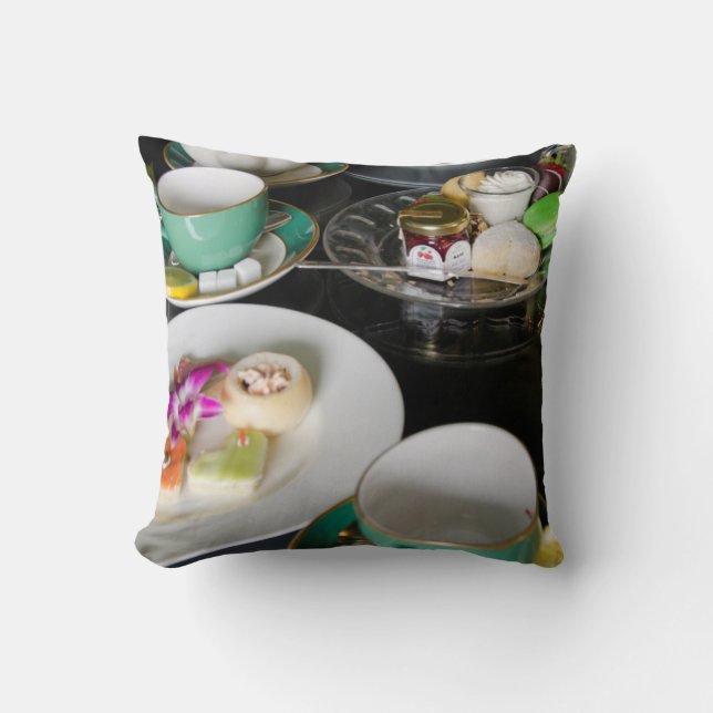 Michigan, Mackinac Island. Grand Hotel Throw Pillow (Front)