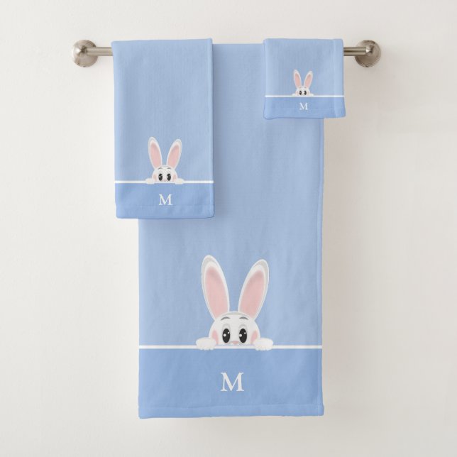 Mignet lapin et monogramme sur bleu clair (En situation)