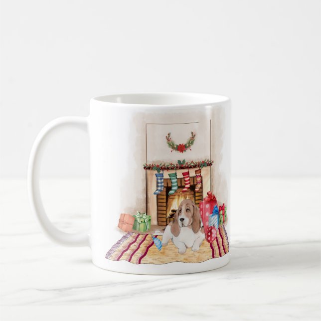 Mignonne Basset Hound Mug de Noël. (Gauche)