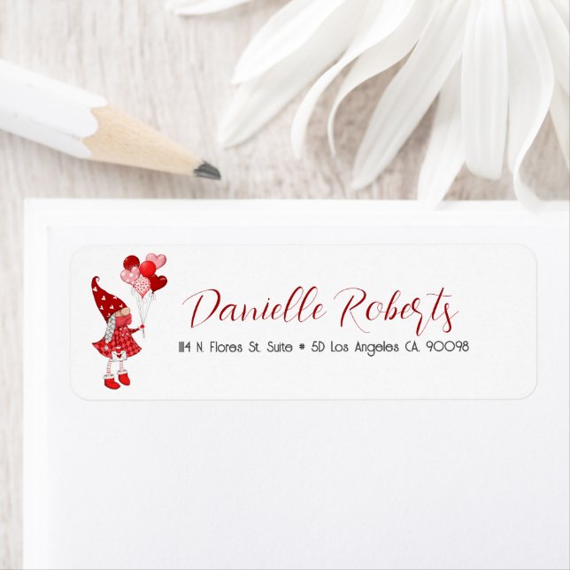 Mignonne fille gnome tenant des ballons cardiaques (En situation)