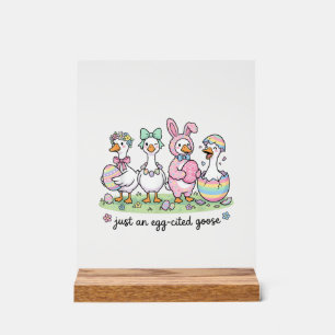 Mignonne juste une fille oie eggcitée jour de Pâqu