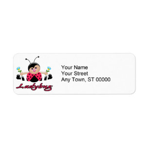 mignonne petite dame coccinelle avec des fleurs