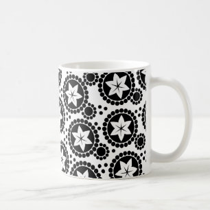 Mignonne tasse de fleurs blanches noires