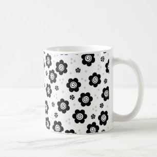 Mignonne tasse de fleurs blanches noires
