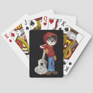 Miguel Se tenir debout avec les cartes de jeu de