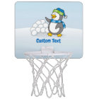 Petit manchot avec boules de neige agitant