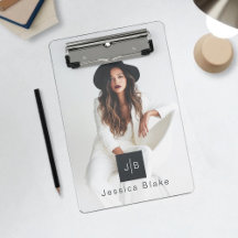 Femme entrepreneuse moderne et élégante Monogramme