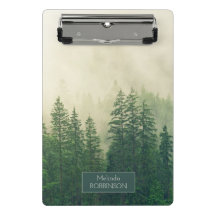 Forêt de montagnes personnalisée dans le brouillar