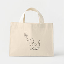 Amusant mignon petit chat joue avec un papillon