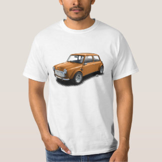 Mini voiture orange classique sur le T-shirt blanc