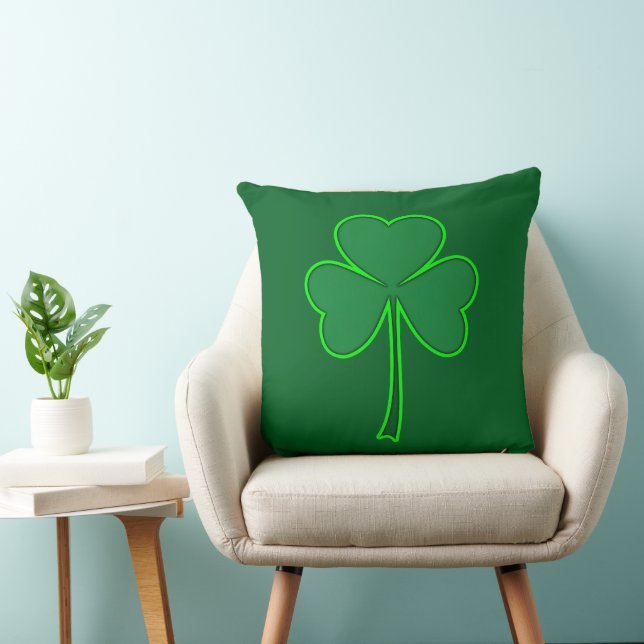 Minimal Shamrock St Patrick’s Day Shirt – almofada Throw Pillow (Chair)