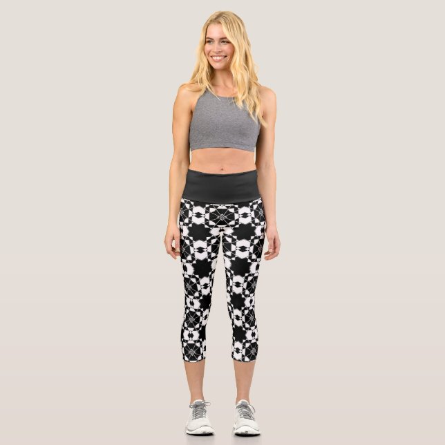 Minimalist retro check pattern – Monochrome design Capri Leggings (Front)