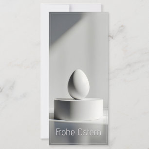 Minimalistisches Osterei auf modernem Podest